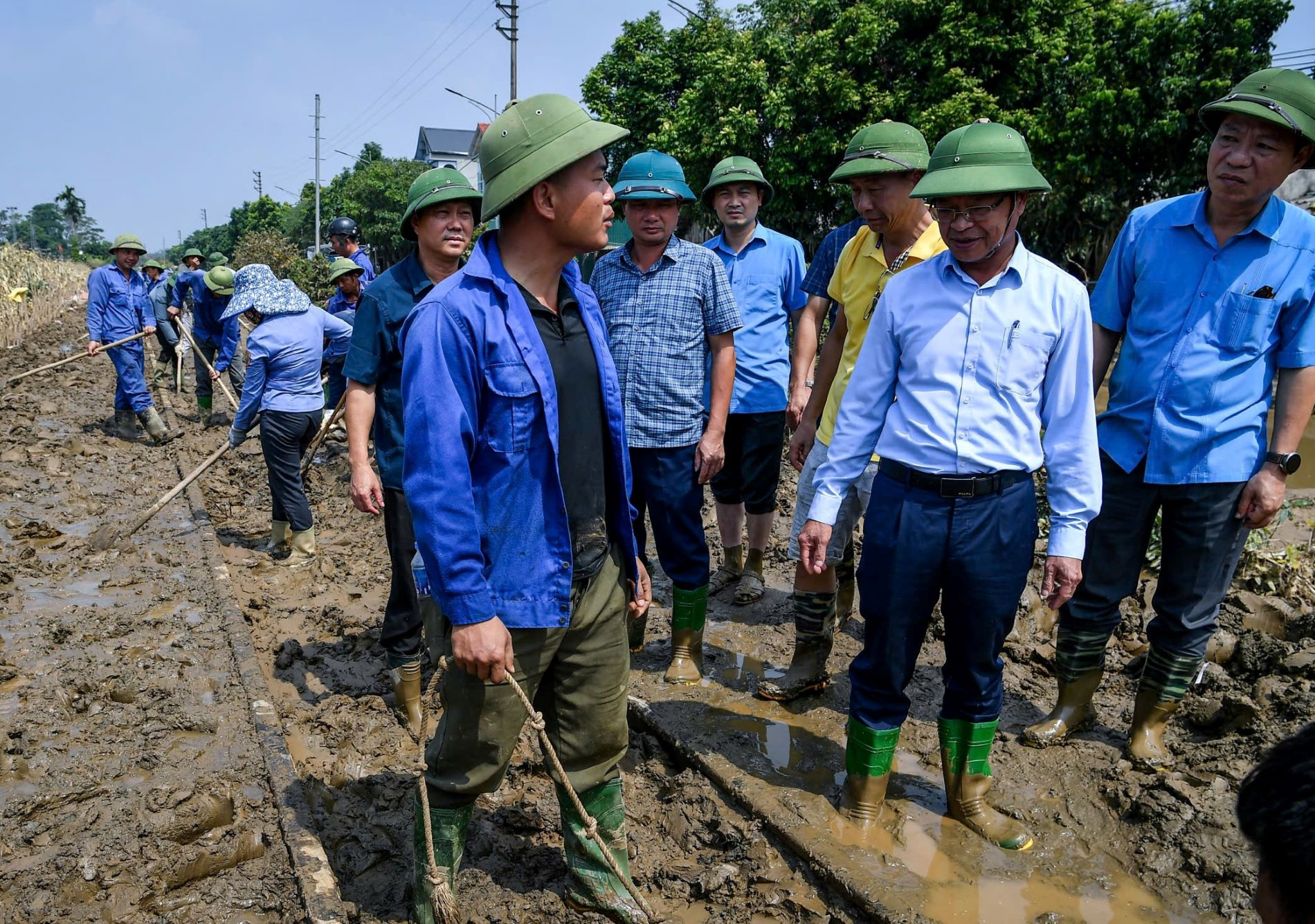 Thông tuyến đường sắt Yên Viên - Lào Cai sau nhiều ngày ách tắc do bão, lũ